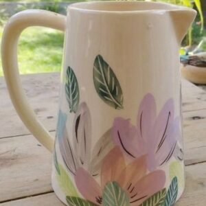 Jarra de cerámica pintada a mano